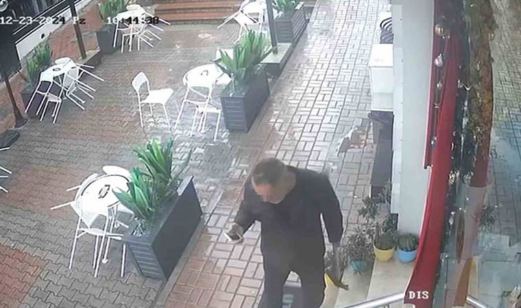 Antalya'da dehşet anları! Borcunu istemek için iş yerine 'kazmayla' geldi: 'Böyle bir olayı ilk defa yaşıyoruz...'