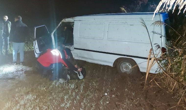 Balıkesir'de kontrolü kaybeden araç şarampole devrildi... Yaralılar var!