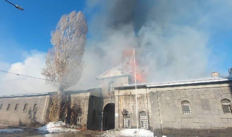 Son dakika... Askeriye deposu olarak kullanılan tarihi Taş Ambarlar'da korkutan yangın!