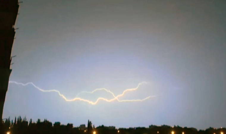 Antalya'yı gece 'sağanak' vurdu: Şimşekler gökyüzünü aydınlattı