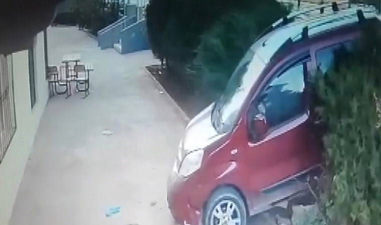 Kontrolden çıkan araç apartman bahçesine daldı