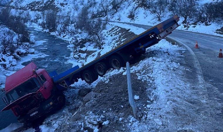 Tunceli’de virajı alamayan TIR dereye uçtu!