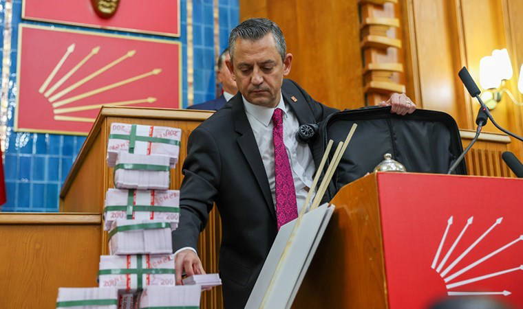 Kağıdı yırtıp, bavulu kürsüye çıkarmıştı!