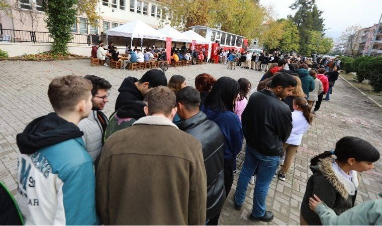 Öğrenciler uzun kuyruklar oluşturdu