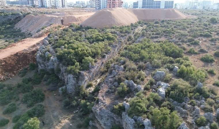 Perge ile Lara sahilinde bulunan 1800 yıllık tarihin üzerine tonlarca kum ve çakıl döküldü