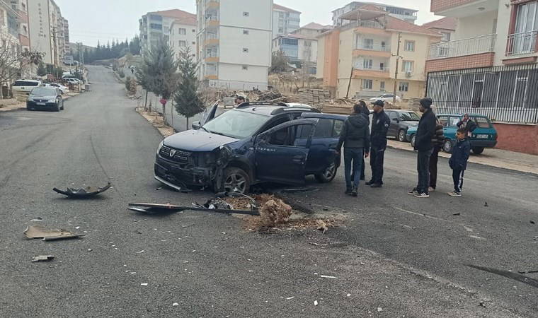 Gölbaşı'nda ortalık savaş alanına döndü... İki otomobil çarpıştı: 2 yaralı