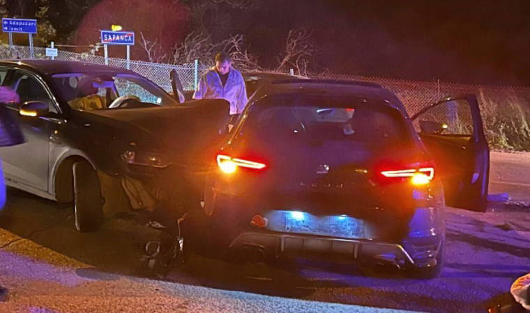 Sakarya'da iki otomobil birbirine girdi: Yaralılar var!