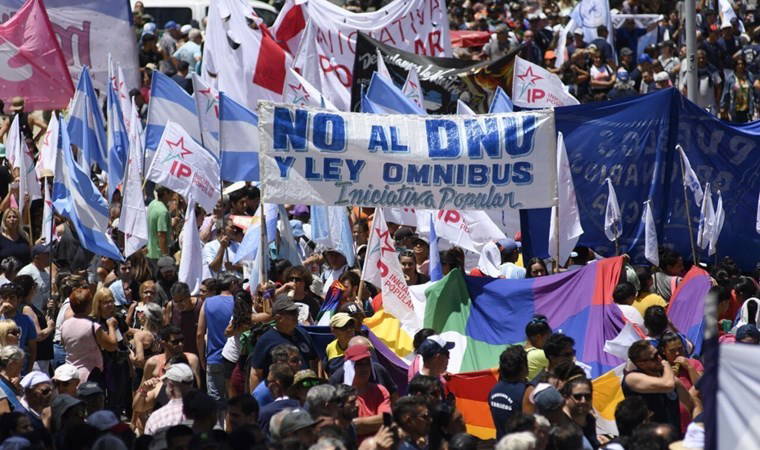 'Çılgın' Milei'ye torba yasa protestosu: Kamu harcamaları kısılacak