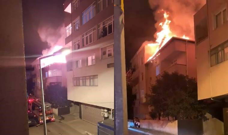 İstanbul'da çatı yangını... Yan binaya da sıçradı!