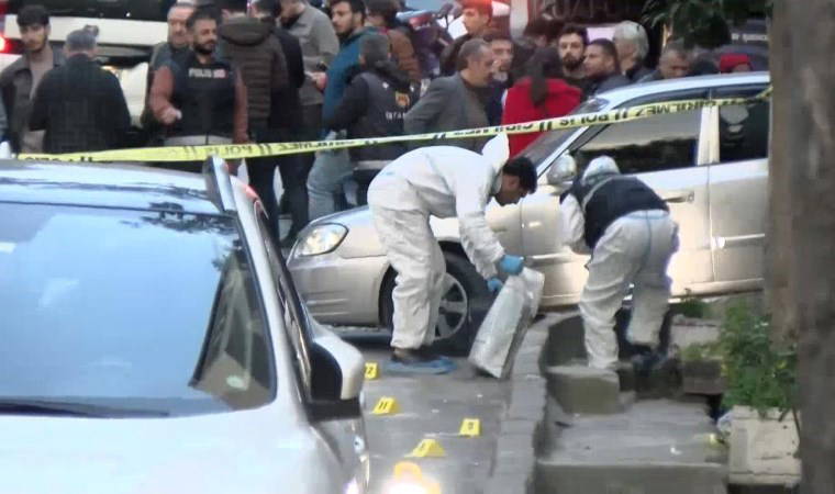 Son Dakika... AKP Küçükçekmece Belediye Başkan Adayı Aziz Yeniay'ın seçim çalışması sırasında silahlı saldırı: 1 kişi ağır yaralandı