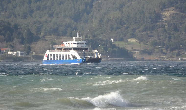 Gökçeada ve Bozcaada feribot seferlerine 'fırtına' engeli