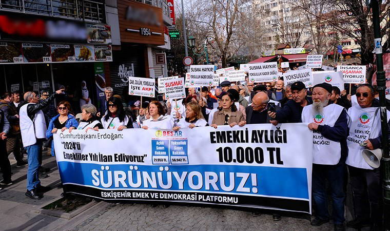 Emekliler AKP binasına yürüdü