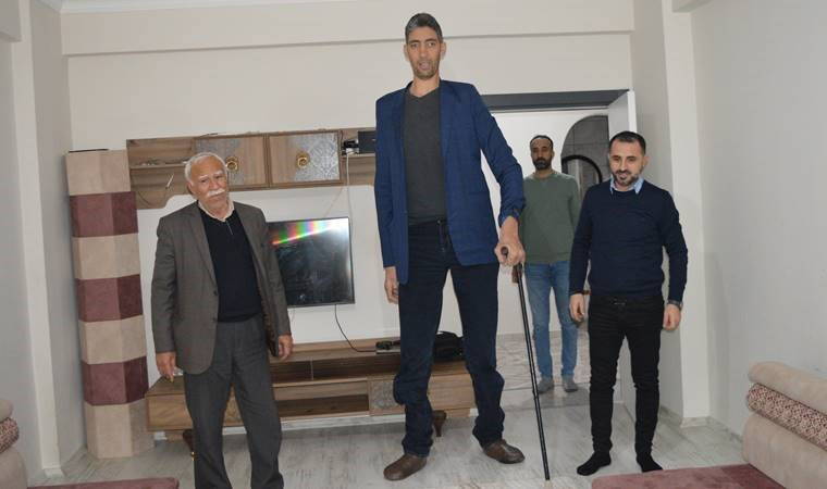 ‘Dünyanın en uzun boylu adamı’ Sultan Kösen, 15’inci yılda da ünvanını korudu