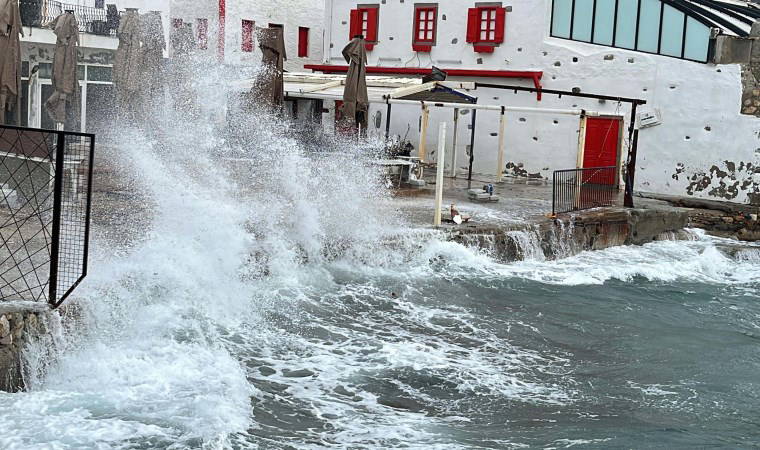 Bodrum'da kuvvetli fırtına: Dalgaların boyu 3 metreyi aştı