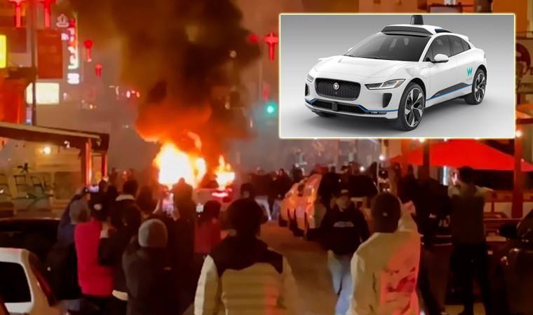 'Çin mahallesinde isyan...' Robotaksiyi alkışlar eşliğinde yaktılar!