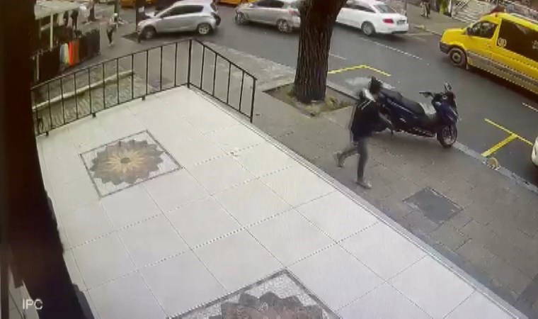 Güngören’de feci kaza: Otomobil 5 araca ardından da mağazaya çarparak durabildi