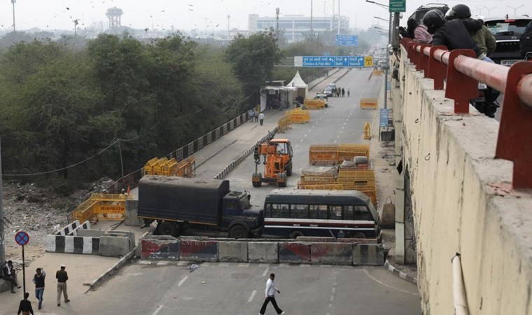 Çiftçiler isyan etti: Polis beton bariyer yerleştirdi