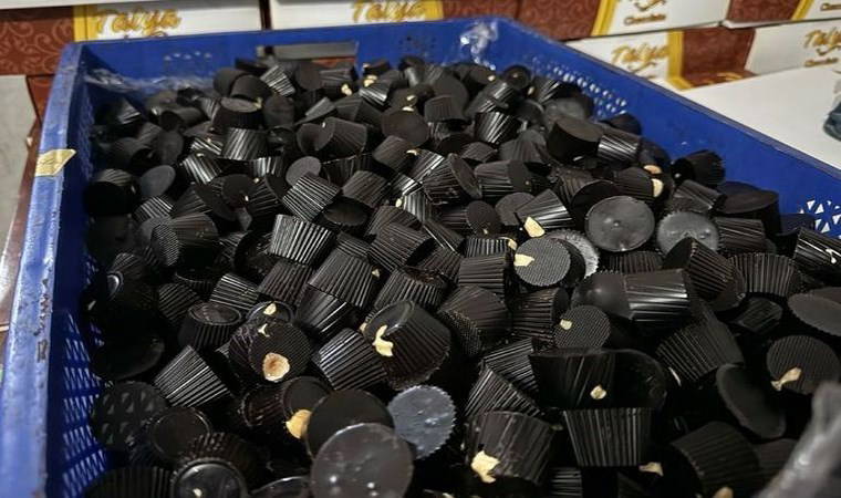 Bursa'da çikolata baskını! Kaçak ürünler imha edildi
