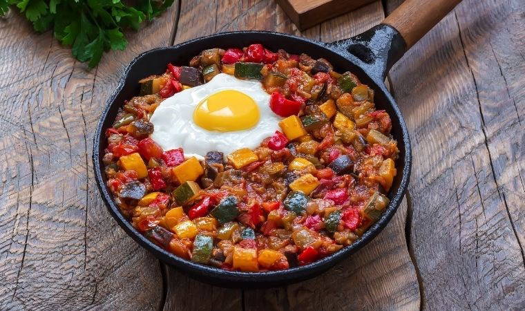 Aynı yemeklerden sıkılanlara... İspanyol mutfağının sevilen lezzeti Pisto Manchego tarifi...