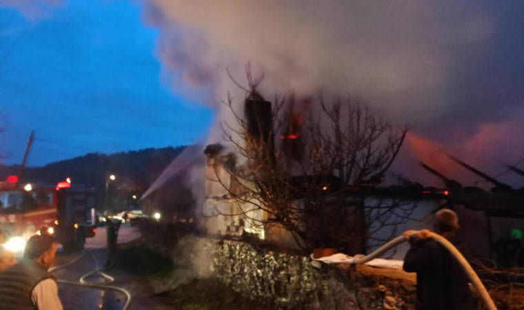 Tek yaşadığı evinde çıkan yangında öldü: Müdahaleye giden itfaiye aracı dere yatağına devrildi