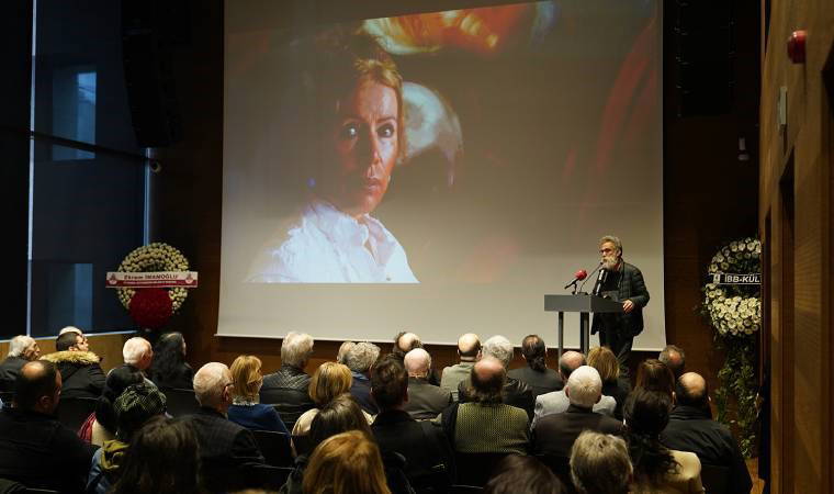 Füruzan alkışlarla anıldı