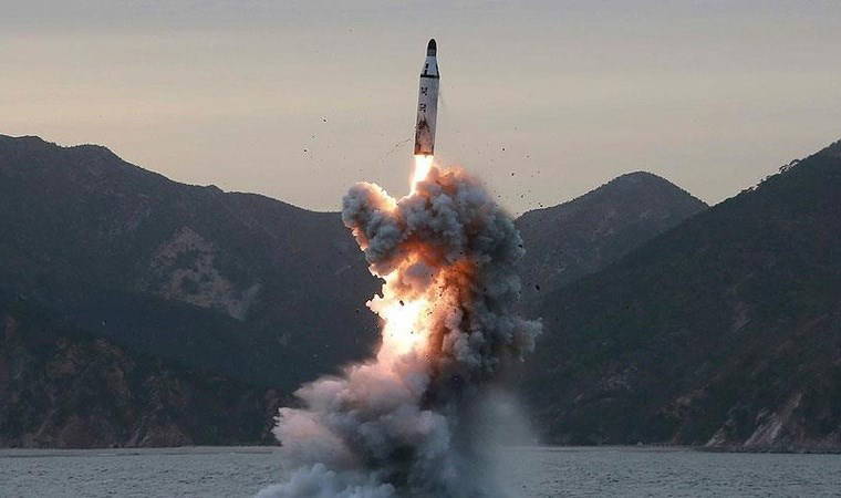 Güney Kore'ye meydan okudu: Karadan denize füze test etti