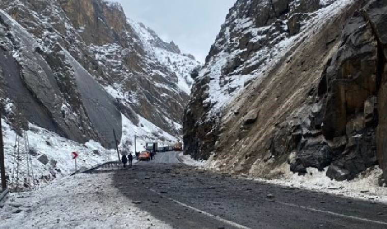 Korku dolu anlar... Hakkari'de dağdan kopan kayalar araca isabet etti!
