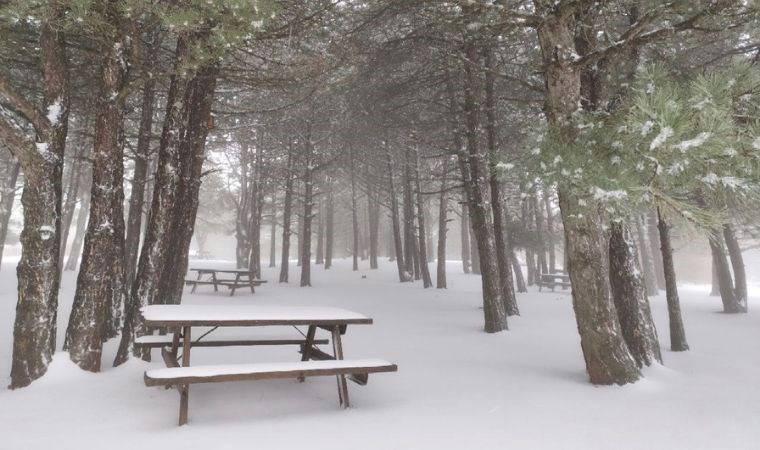 Spil Dağı beyaz örtüyle kaplandı