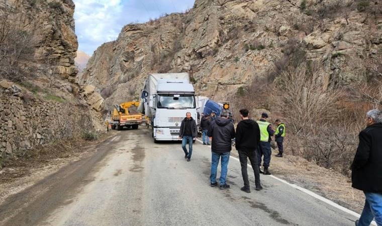 Artvin’de heyelan nedeniyle kapanan kara yolu temizlendi