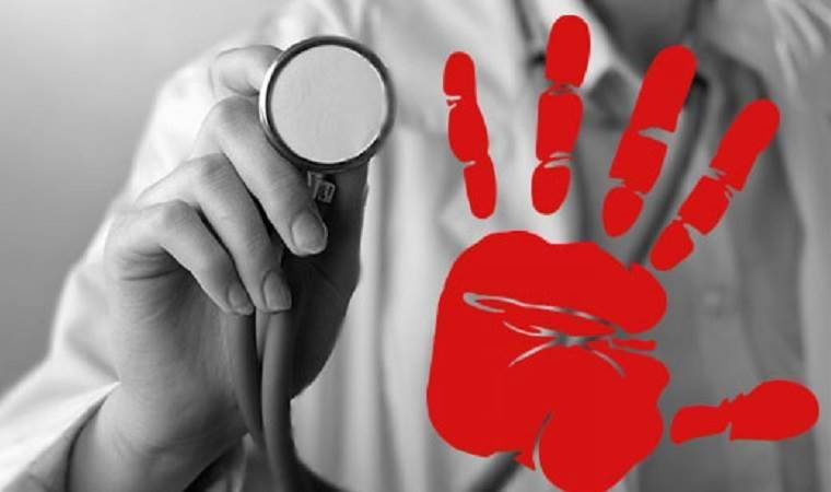 Adana’da hasta, tartıştığı doktora yumruk attı