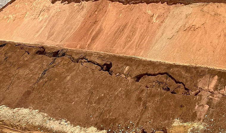 Maden bölgesinde çatlaklar oluşmuş