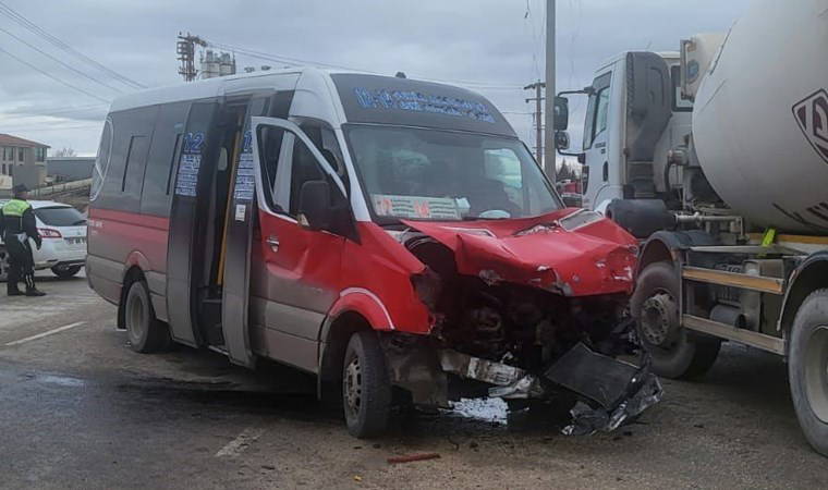 Yolcu dolu minibüs vidanjöre çarptı: 12 kişi yaralandı