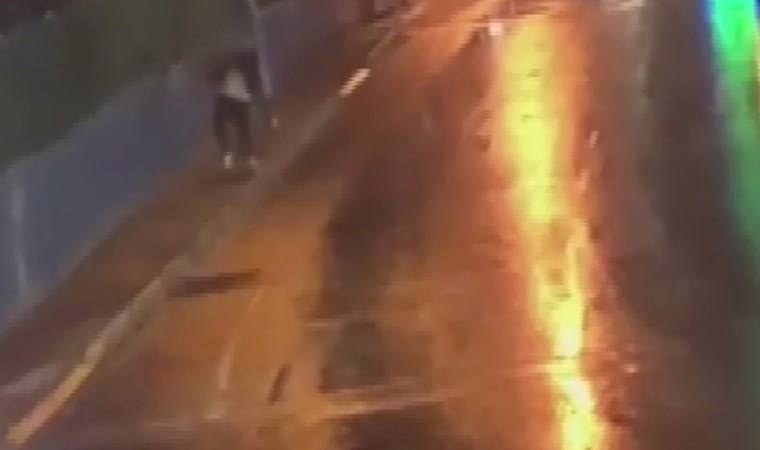 Alkollü olduğu iddia edilen şahsın köpeği yere fırlattığı görüntüler ortaya çıktı