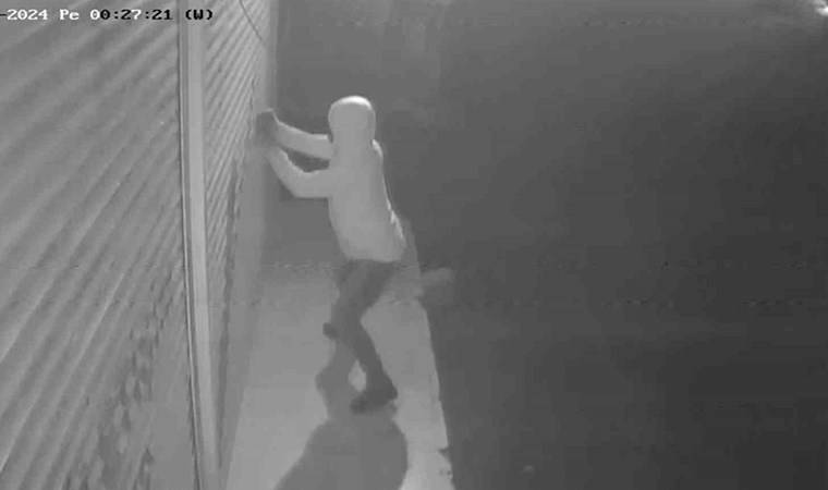 Adana’da maskeli şahıslar iş yerlerini işaretledi