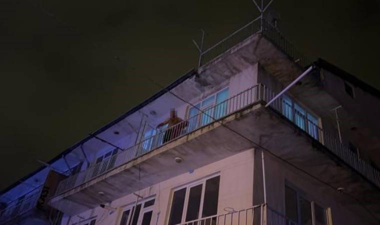 İki aylık bebeğine zarar vermeye çalıştı