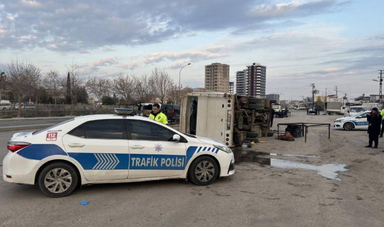 Adana'da tarım işçilerini taşıyan midibüsün devrilmesi sonucu 15 kişi yaralandı