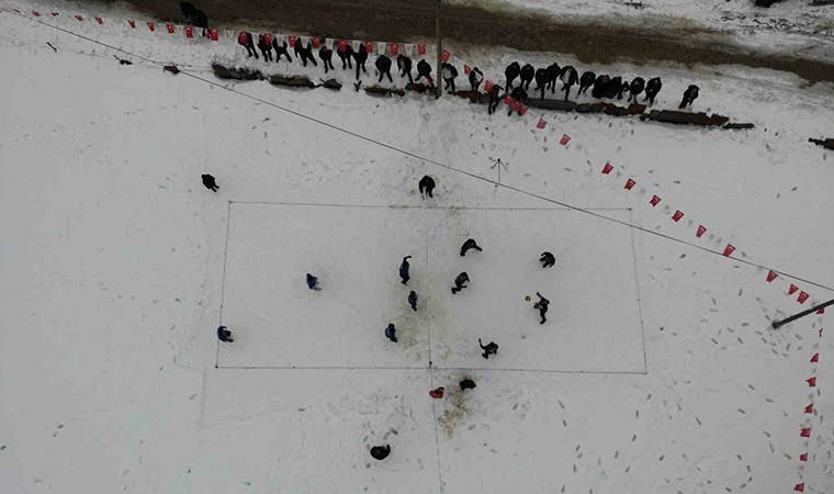 Gümüşhane merkezine 43 kilometre uzaklıktaki köyde 31 yıldır kar voleybolu oynanıyor