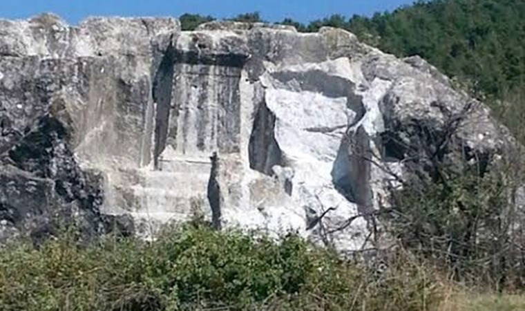 Roma dönemine ait mezarı asitle eritmeye çalıştılar!