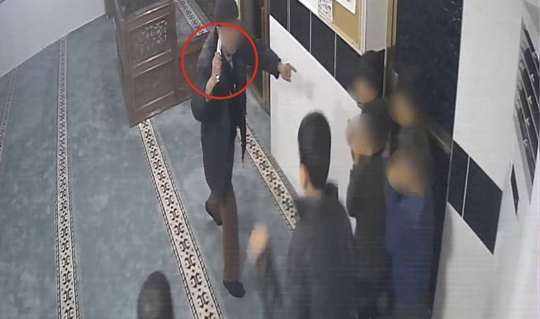 Camide skandal görüntüler… Çocuklara bıçak salladı!