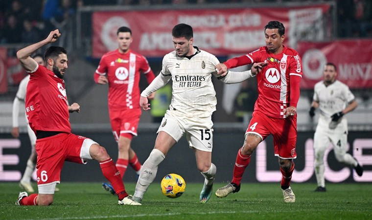 Milan şampiyonluk umutlarını zora soktu