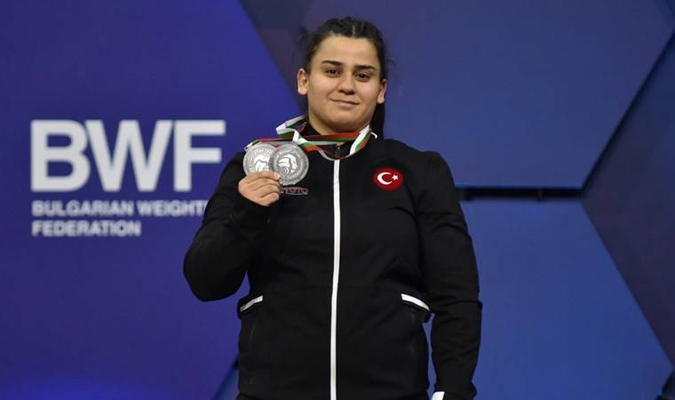 Milli halterci Dilara Narin'den 2 madalya!