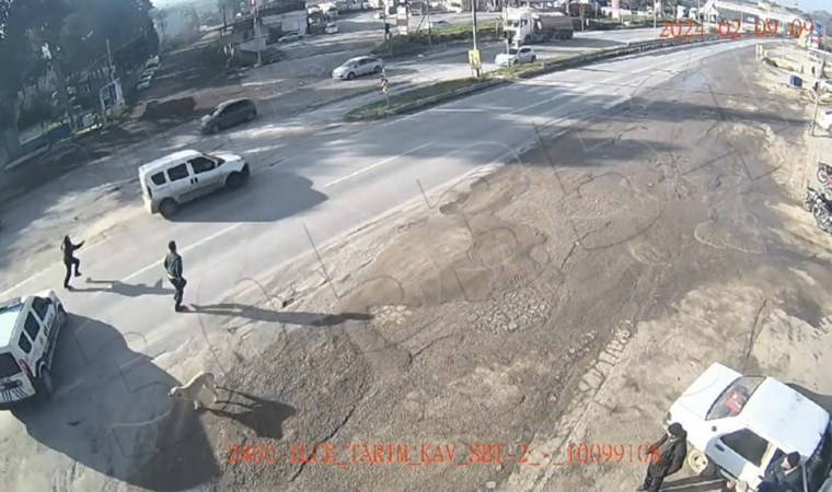 Kaçak göçmen taşıyan sürücü, aracı polisin üzerine sürdü