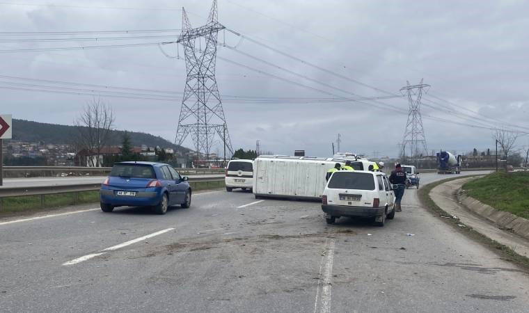 Sakarya'da minibüs devrildi: 4 yaralı