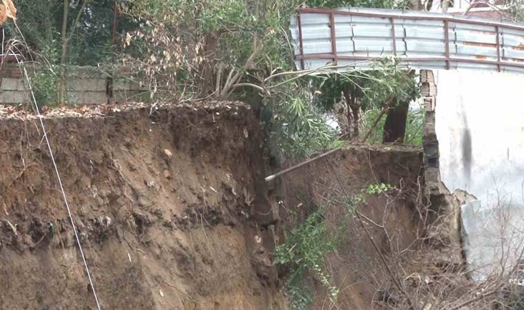 Kadıköy’de çöken istinat duvarının altında kalan işçi ağır yaralandı