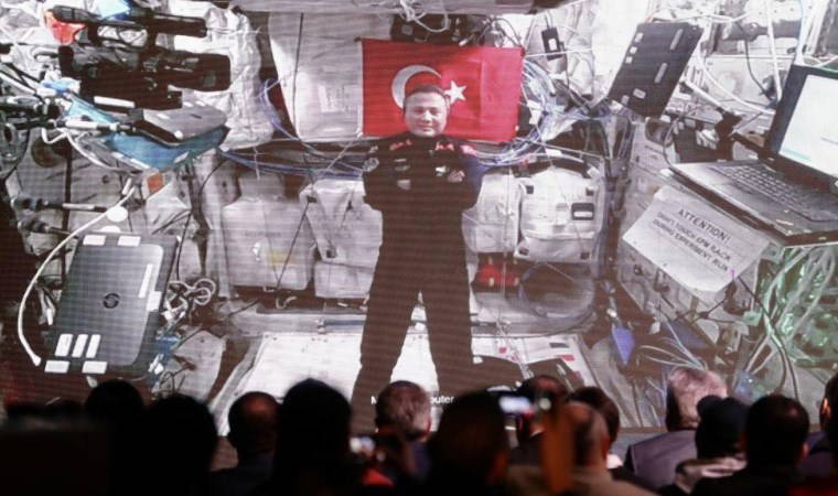 İlk Türk astronot Alper Gezeravcı'nın uzay yolculuğu bugün sona erecek