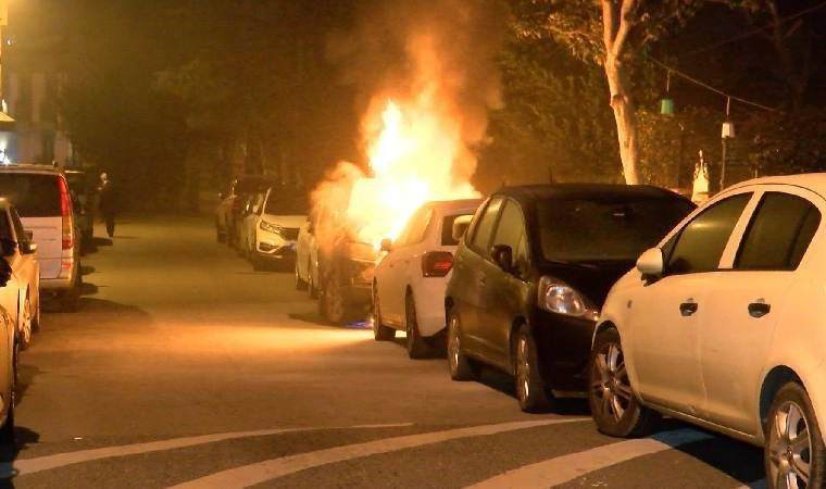 Park halindeki lüks araç alev alev yandı: Önündeki otomobile de sıçradı!