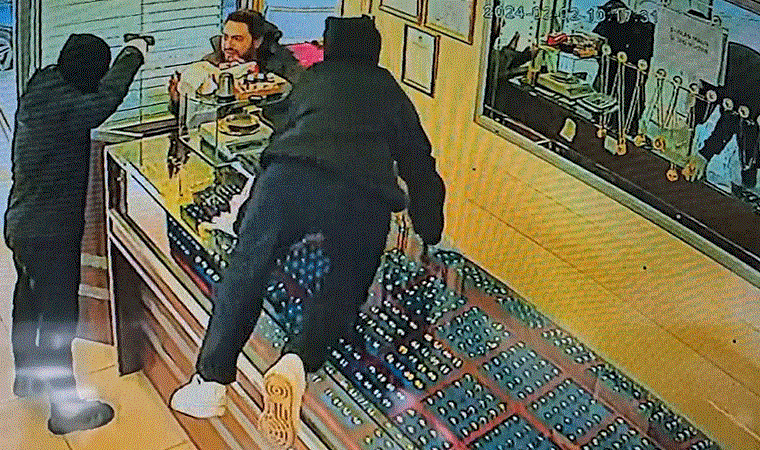 Sultangazi'de kuyumcuyu soymaya çalışan çifti esnaf engelledi