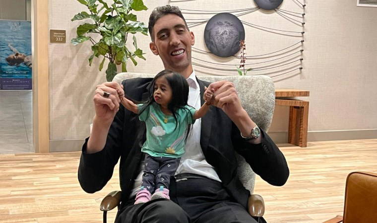 Dünyanın 'en uzun adamı' ve 'en kısa kadını' Kaliforniya'da buluştu