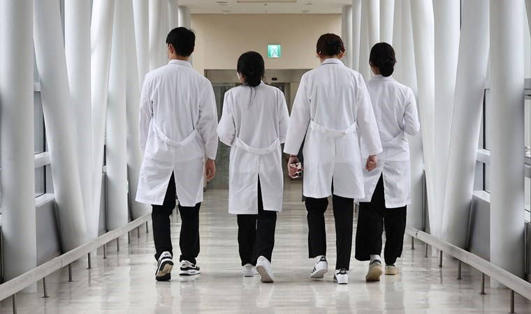Doktorlar greve gitti: Ameliyatlar ertelendi