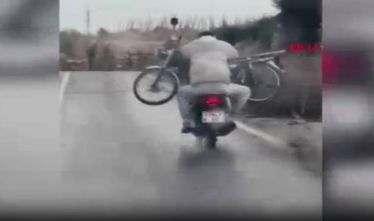 Tehlikeli yolculuk... Kucağında motosiklet taşıdı!